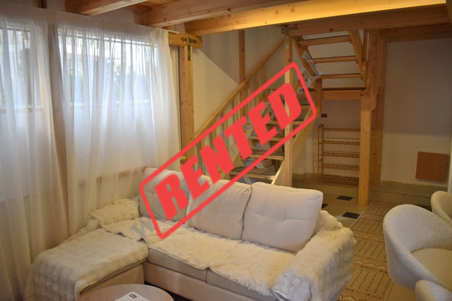 Apartament 1+1 ne forme dupleksi&nbsp;me qira ne rrugen Gjon Buzuku prane Viles Gold ne Tirane.
Poz